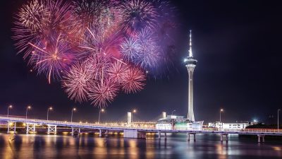 澳门新普京电影网电影区精选国产都市情感大片封面，画面温暖，男女主角对视，城市夜景背景